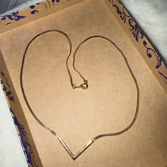 Vintage Avon Goldtone Necklace with Green and Clear Stones - Picture 10 of 11